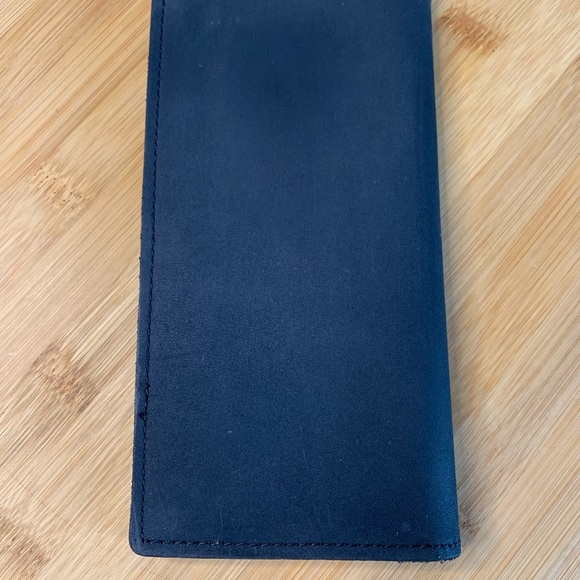 Sleek Black Leather card Holder Wallet with Silver Accent - Picture 3 of 8